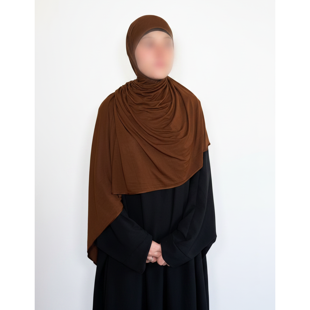 Hijab marron fond blanc studio