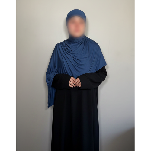Hijab bleu fond blanc studio