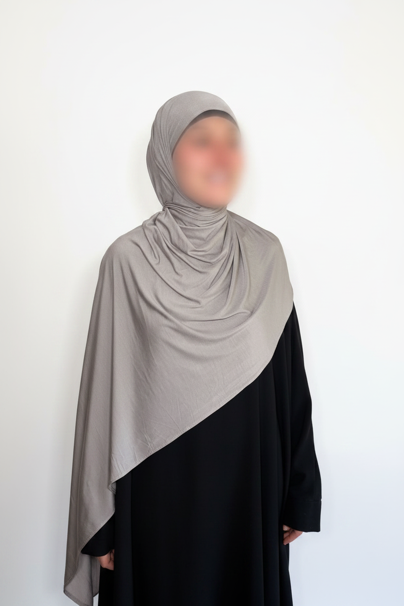 Hijab gris fond blanc studio