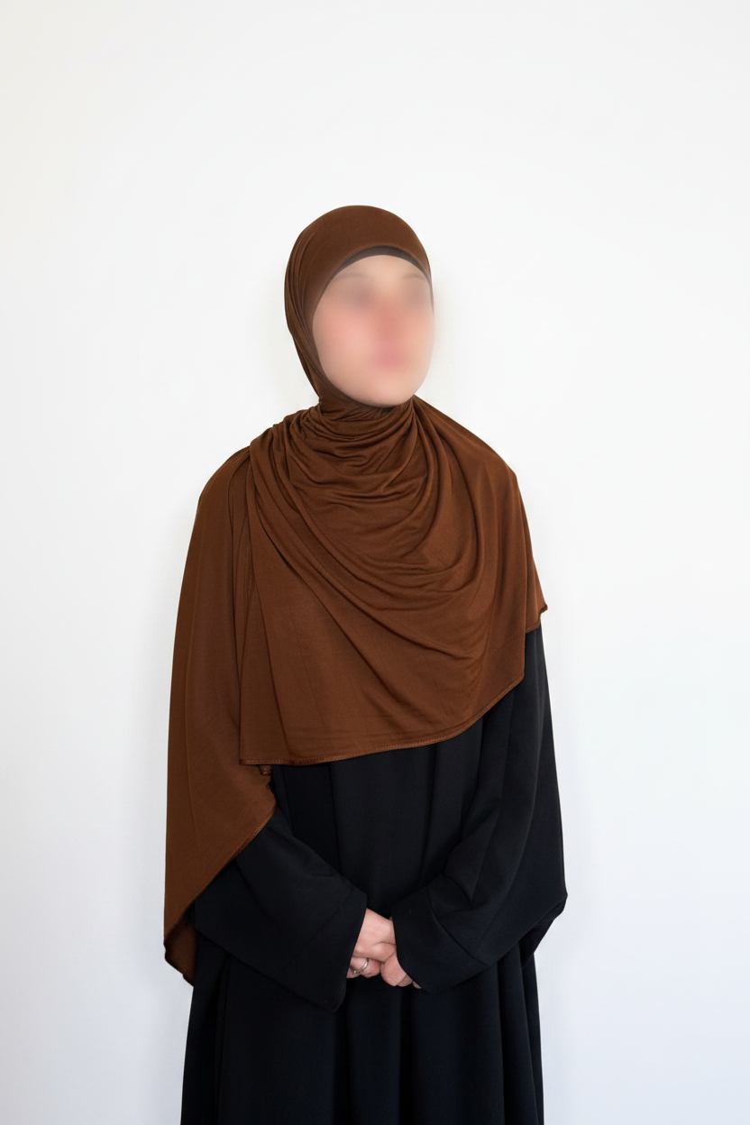 Hijab marron fond blanc studio
