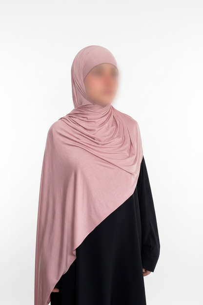 Hijab rose fond blanc studio
