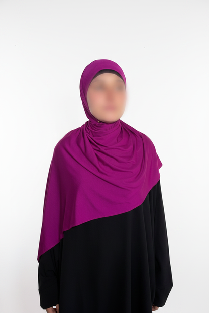 Hijab violet fond blanc studio